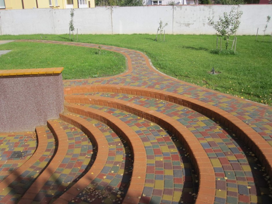 Клумба из тротуарной плитки