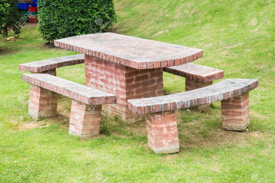 Стол из кирпича в саду