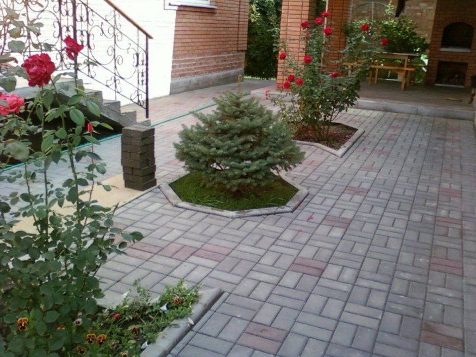 Дорожки из плитки на клумбе