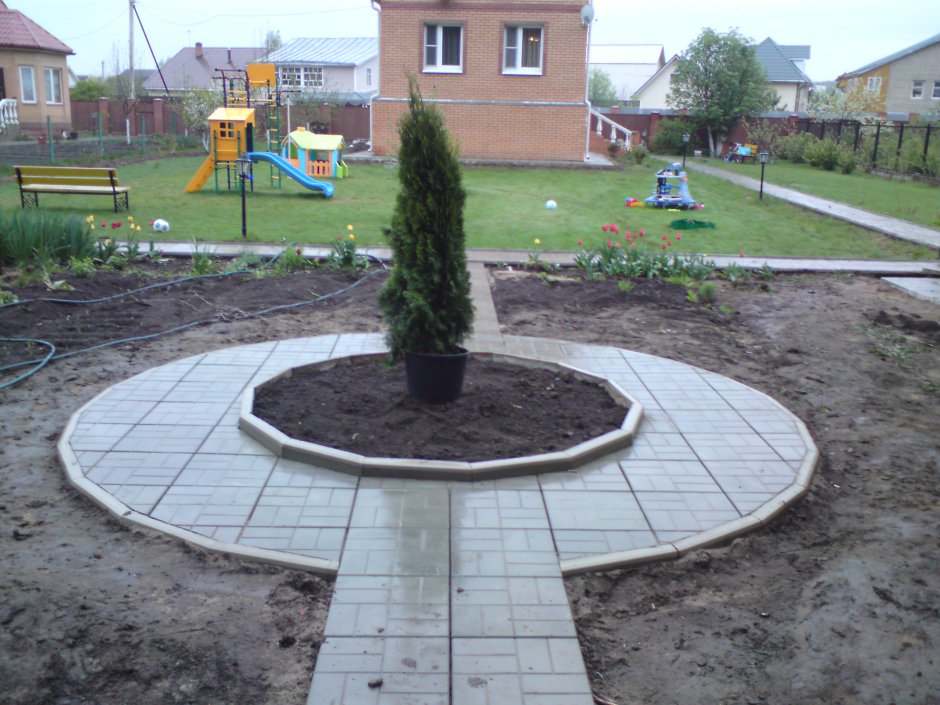 Плитка с клумбами перед домом