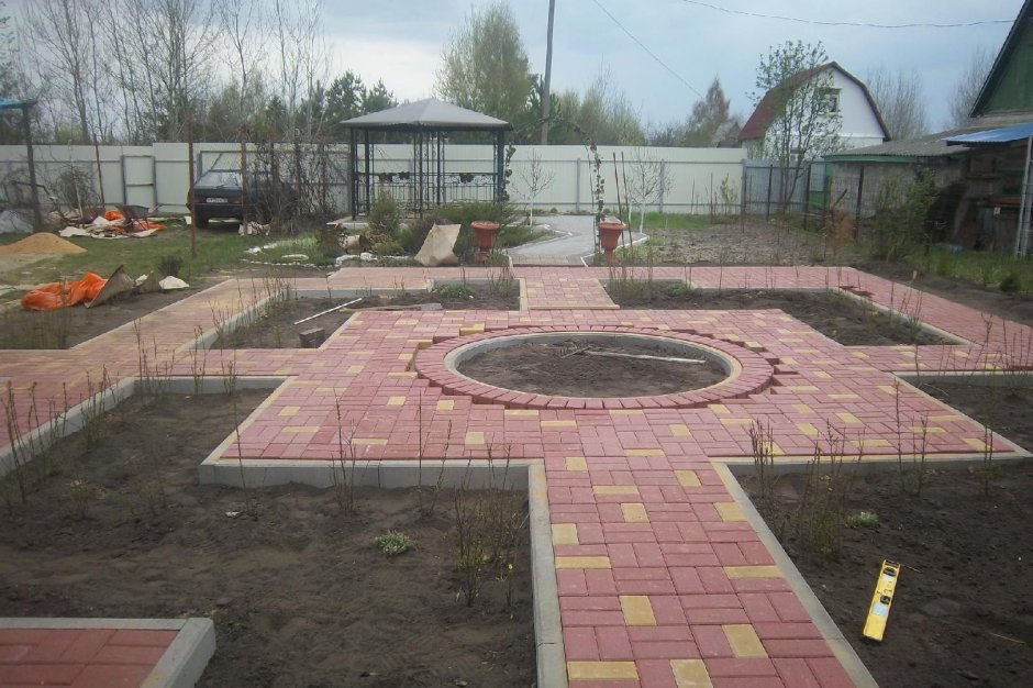 Цветник из кирпича