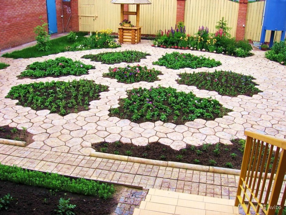 Укладка плитки во дворе