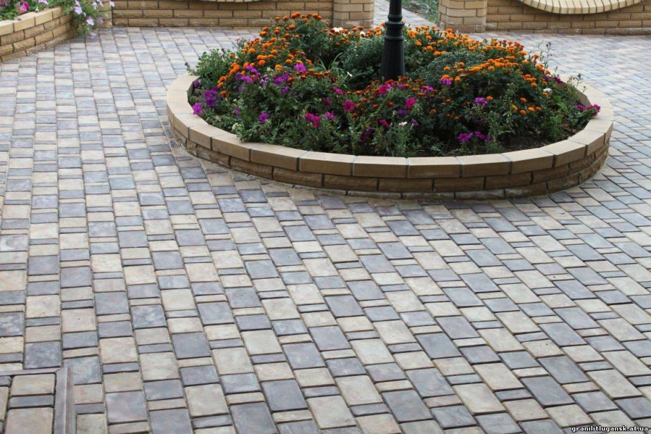 Клумба в тротуарной плитке