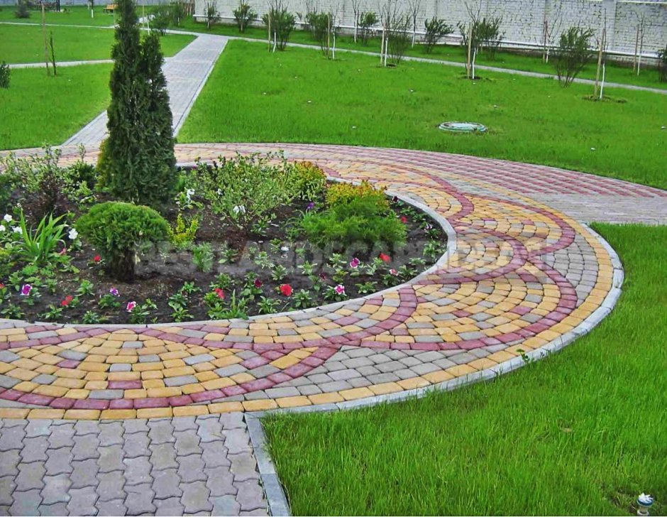 Клумба из кирпича