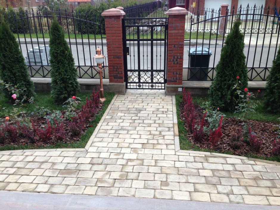 Клумба в тротуарной плитке