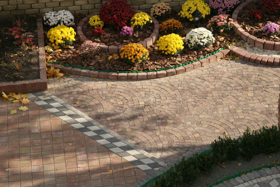 Плитка вокруг клумбы