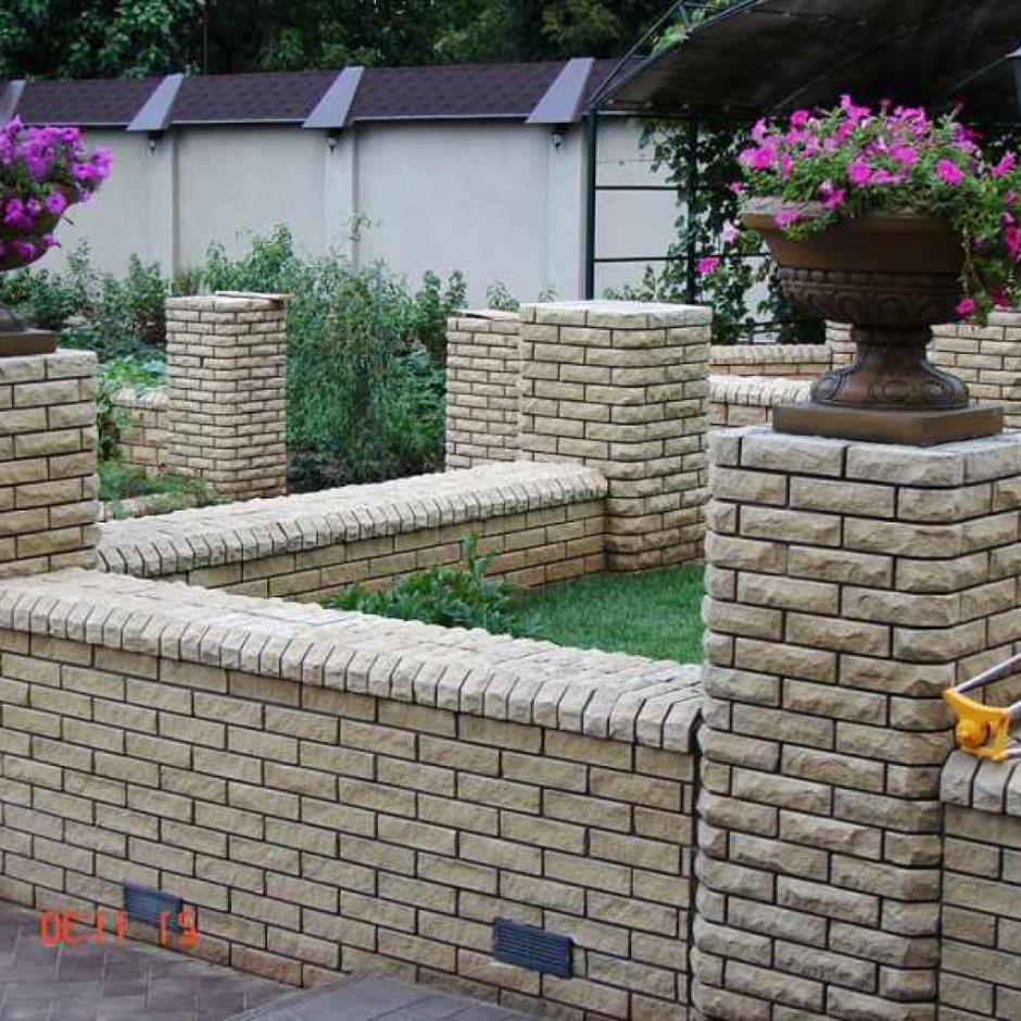 Декоративный кирпичный забор