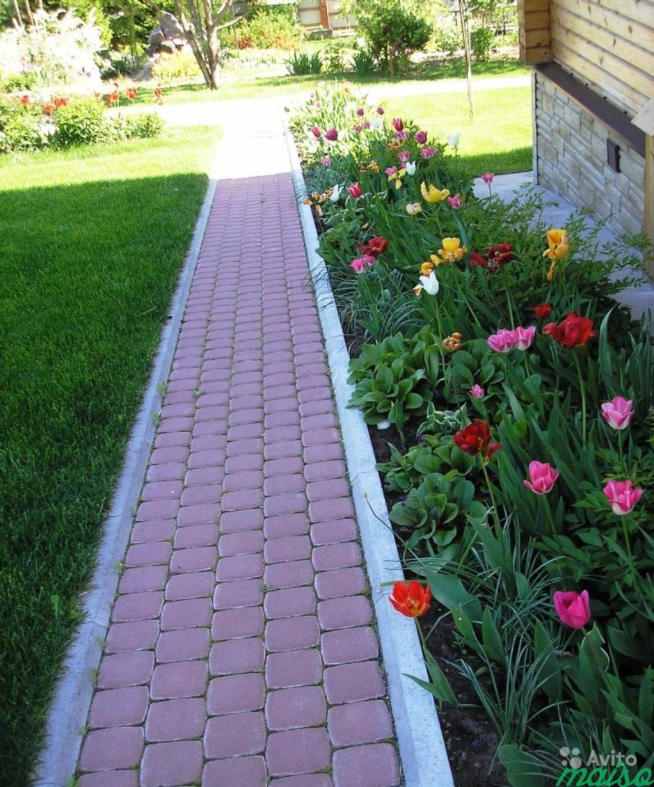 Клумбы красивые во дворе из камней