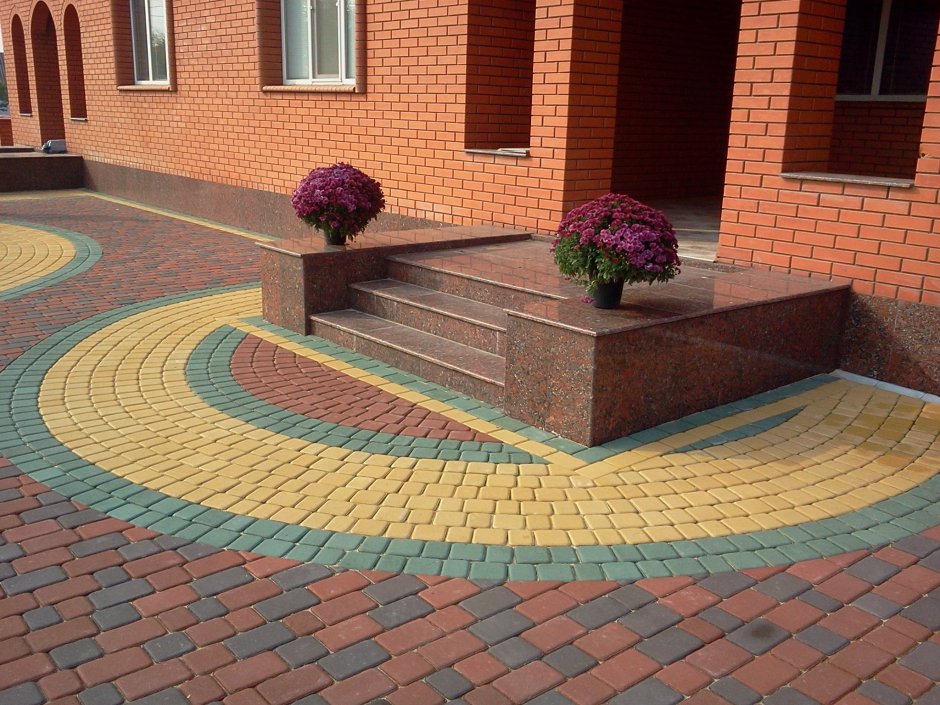 Клумба вдоль дорожки