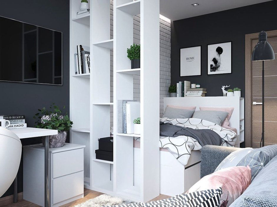 Спальня с белой мебелью и стеллажом