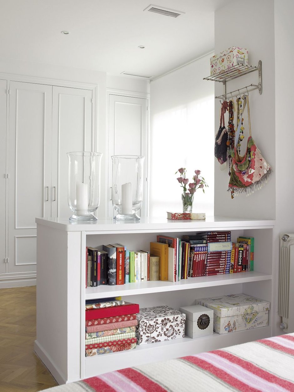 Зонирование комнаты невысоким стеллажом