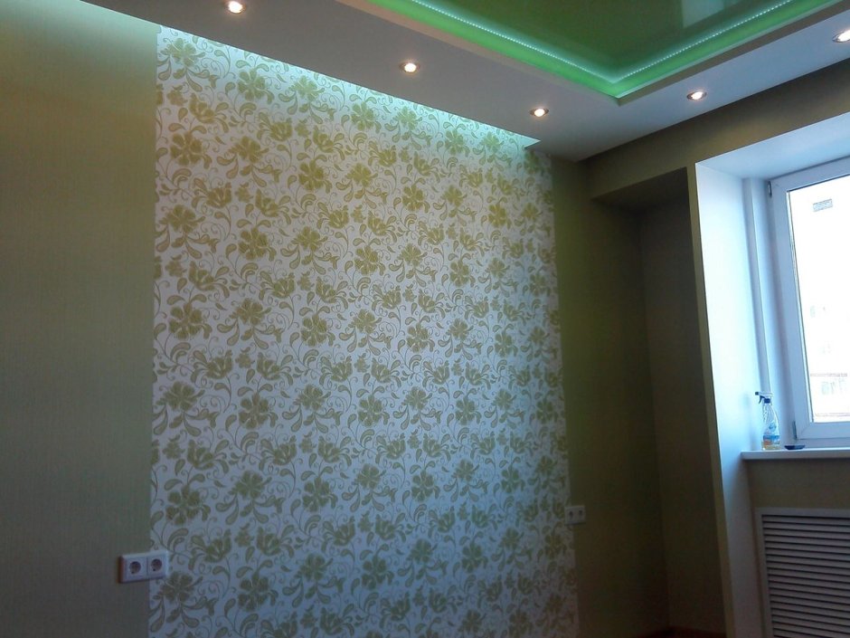 Стык двух видов обоев на одной стене