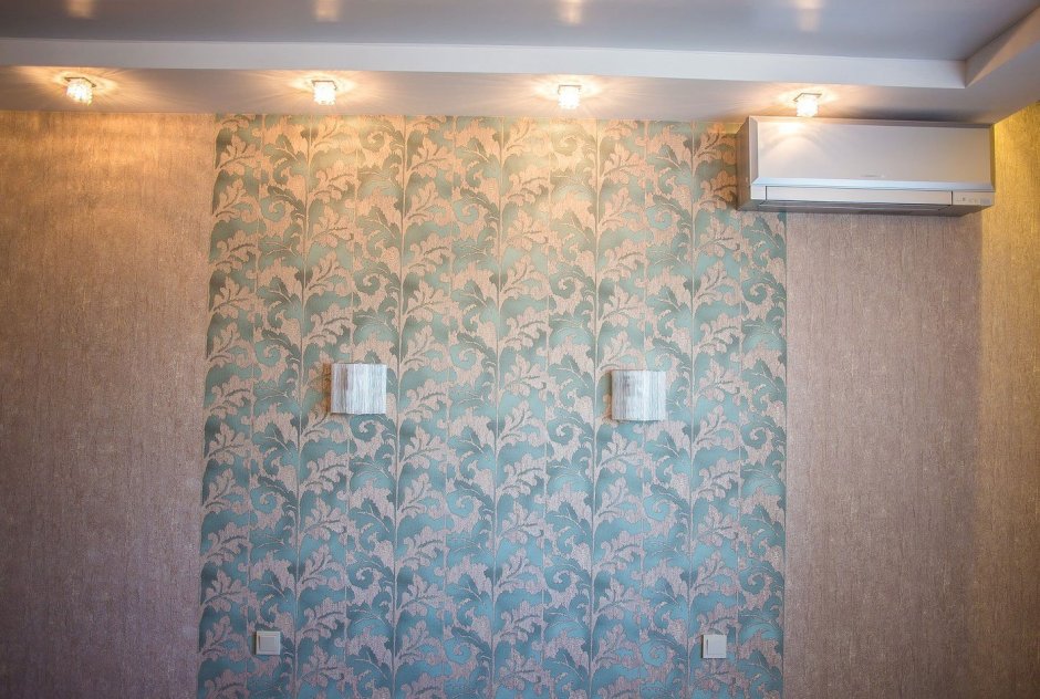 Переход обоев на одной стене