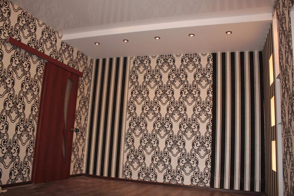 Поклейка двух видов обоев в комнате