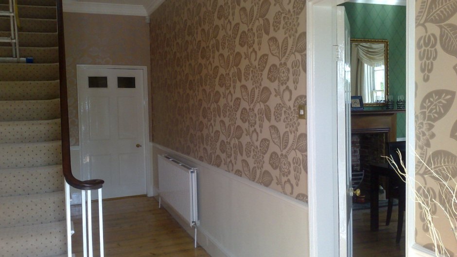 Комбинированное оклеивание стен обоями в прихожей