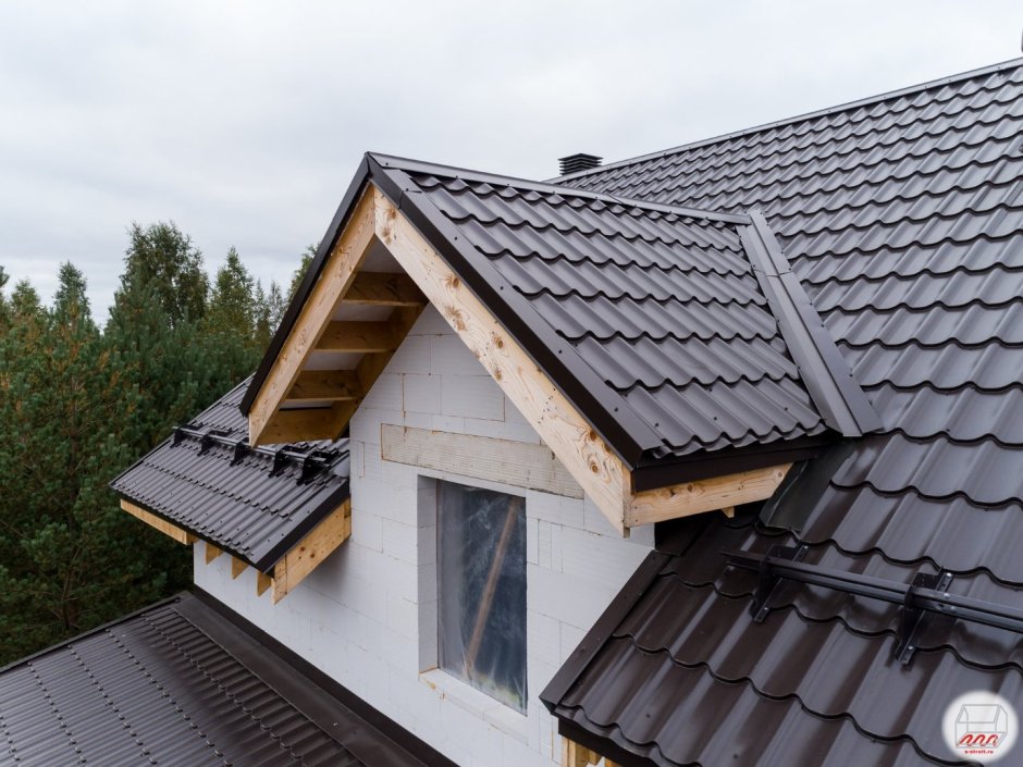 Кровля крыши с кукушкой