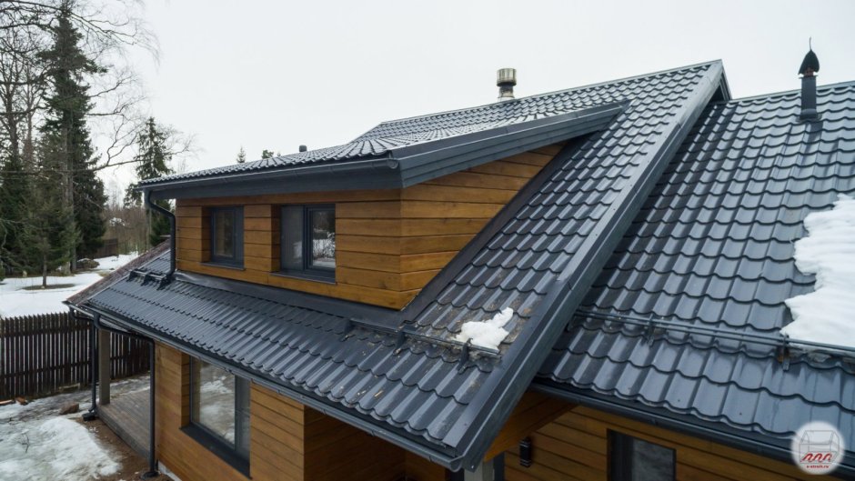 Кровля крыши с кукушкой