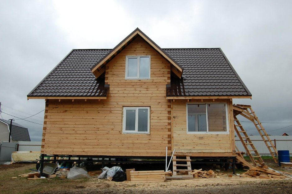 Металлочерепица на доме из бруса