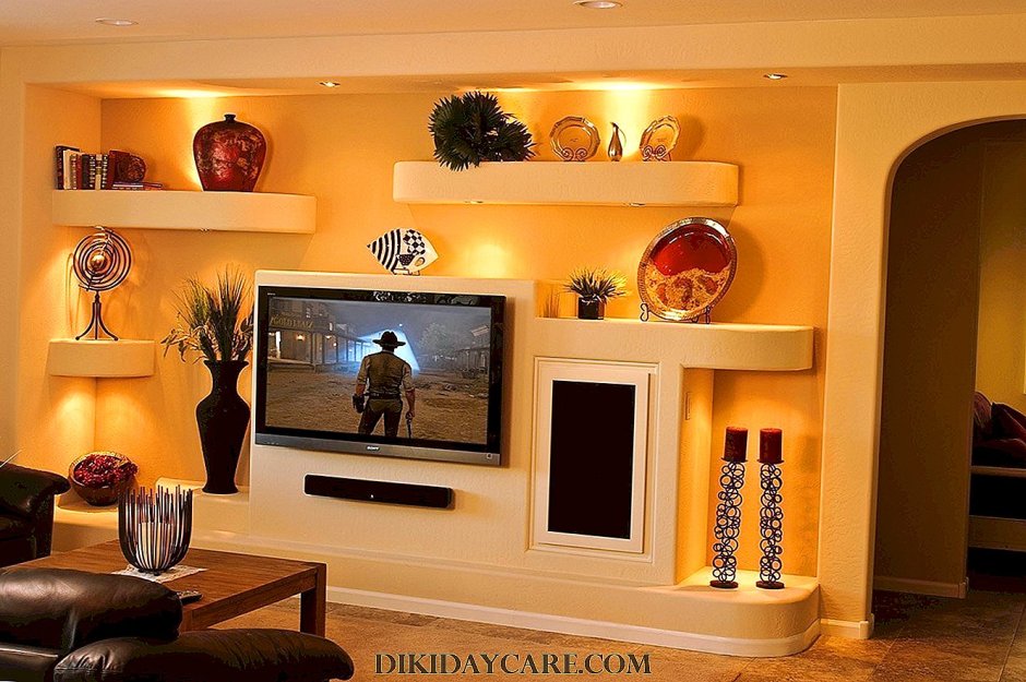 Камин под телевизором в гостиной