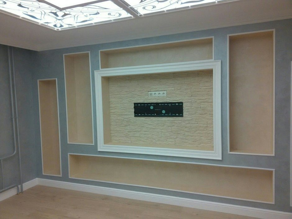 Декор стены в гостиной с телевизором