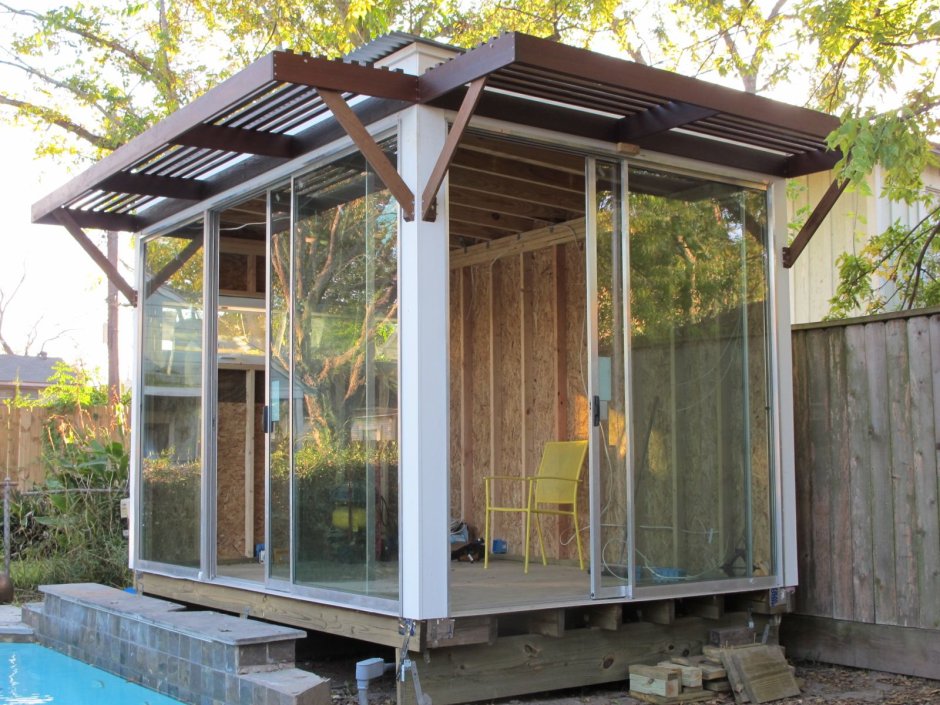 Застекленная беседка