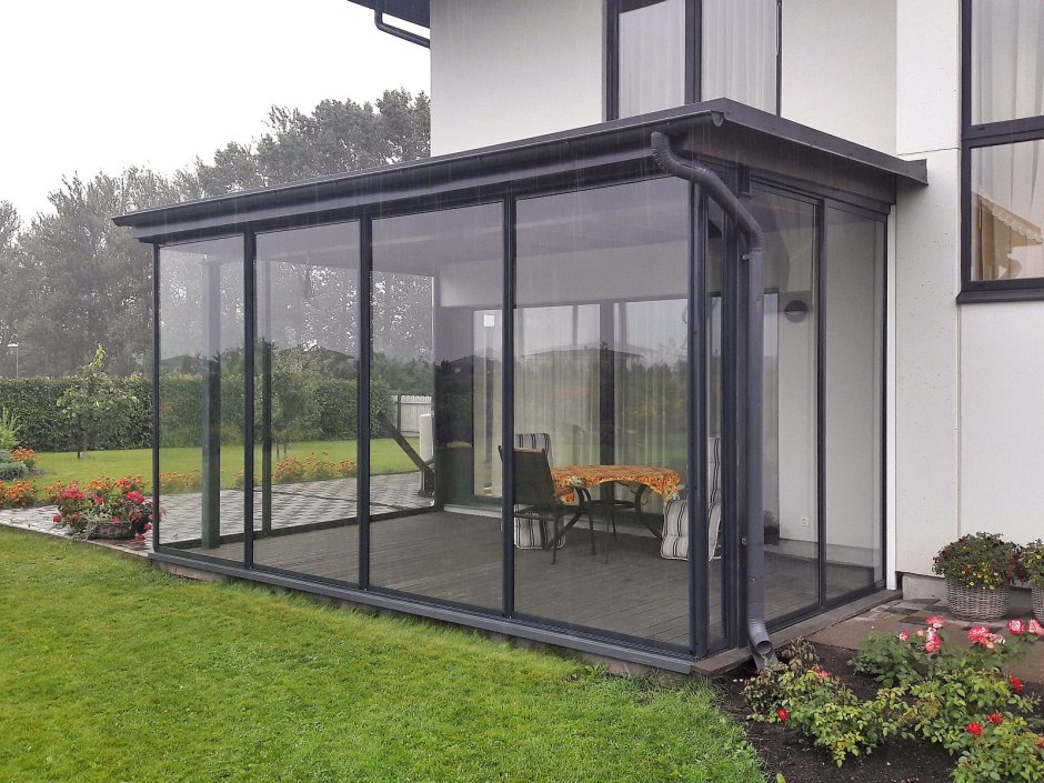 Стеклянная беседка на воде