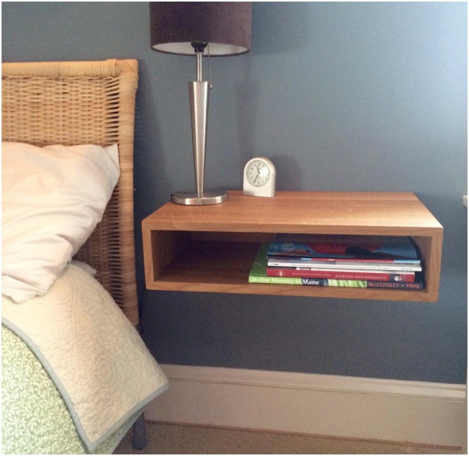 Полки над изголовьем кровати