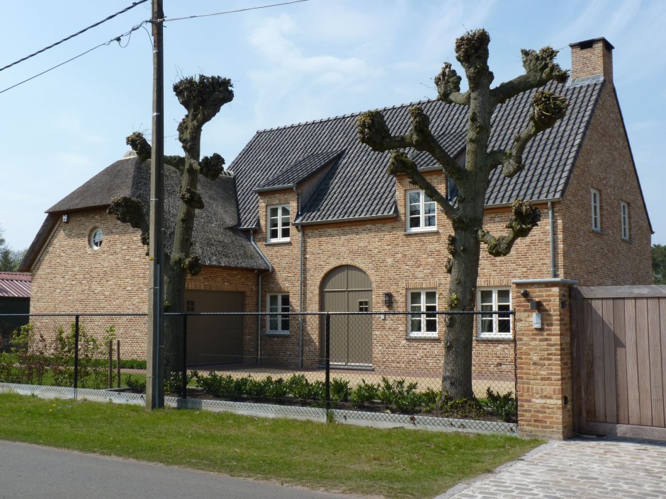 Кирпичный дом в бельгийском стиле