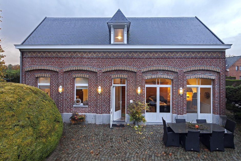 Дома в бельгийском стиле из кирпича