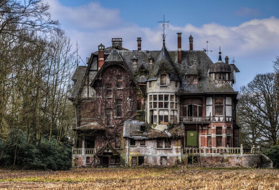 Заброшенный замок Шато Ноттеб