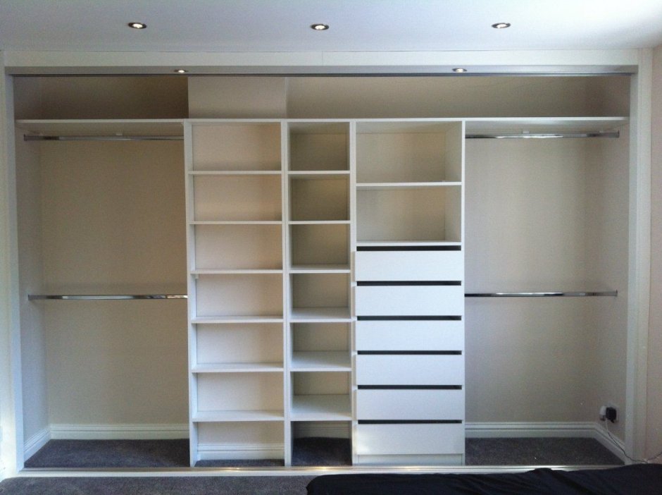 Шкаф встроенный в стену