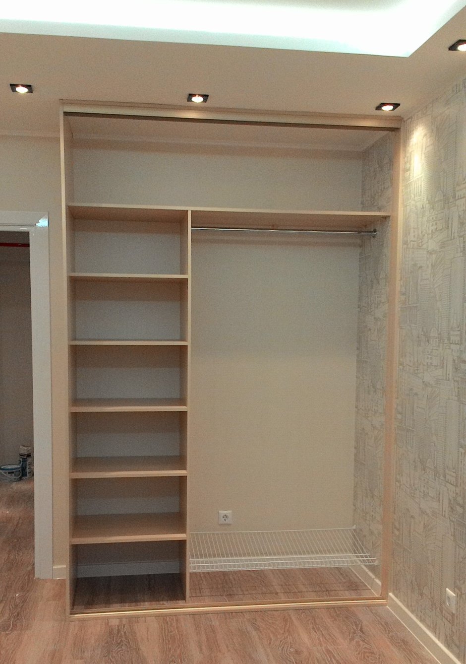 Встроенный распашной шкаф внутри