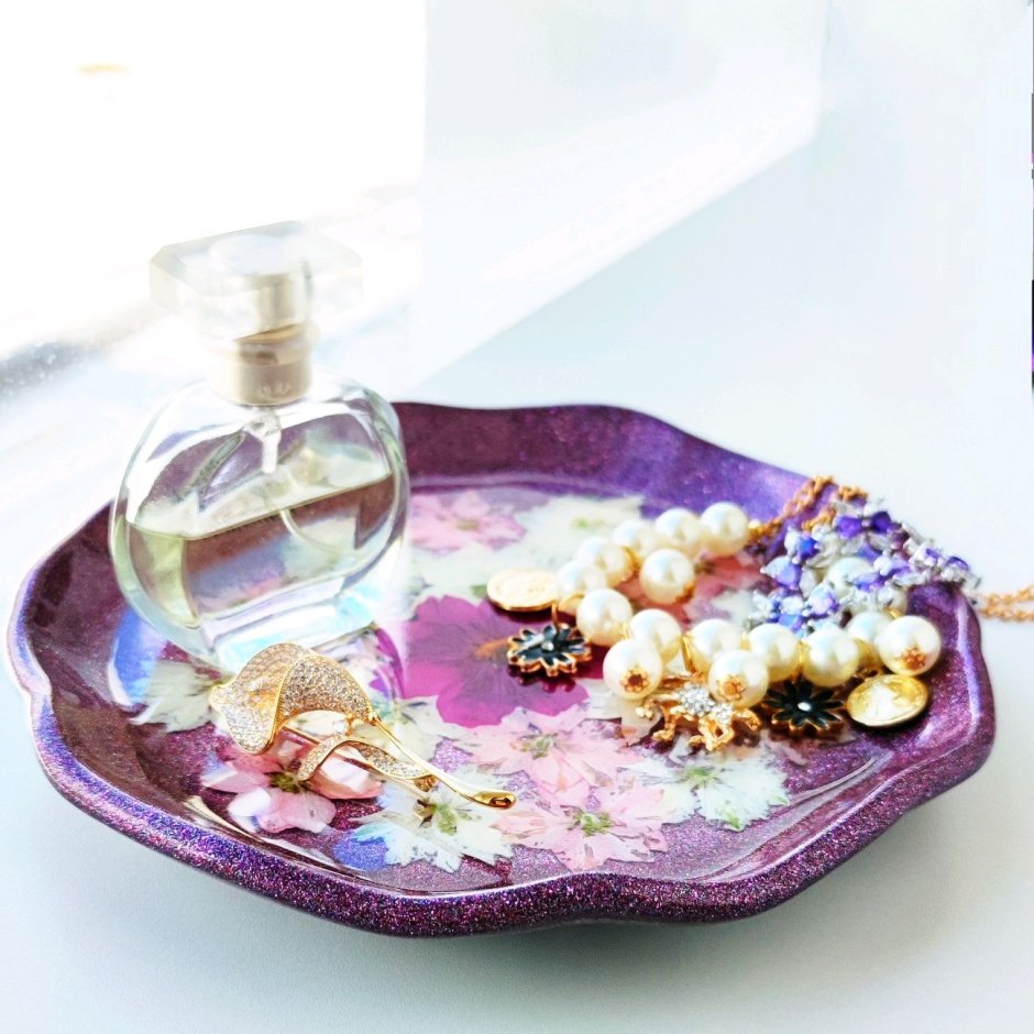 Поднос из сухоцветов и смолы