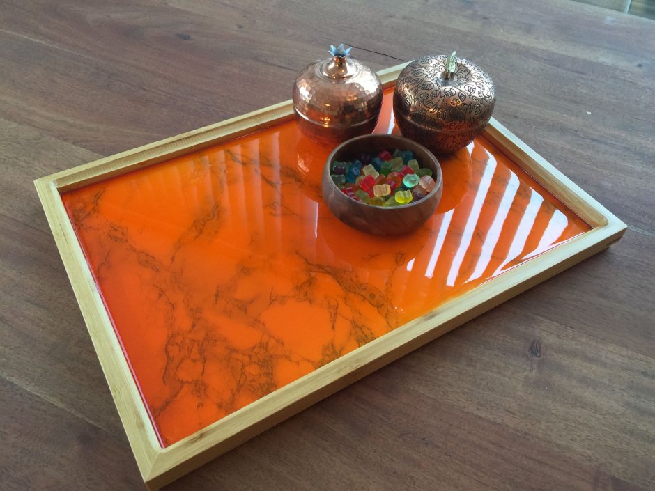 Деревянный поднос с эпоксидной смолой