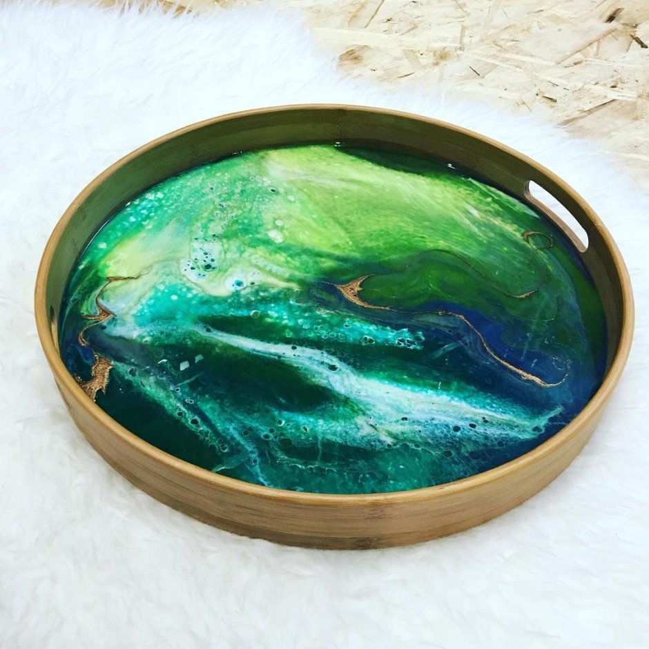 Деревянный поднос с эпоксидной смолой