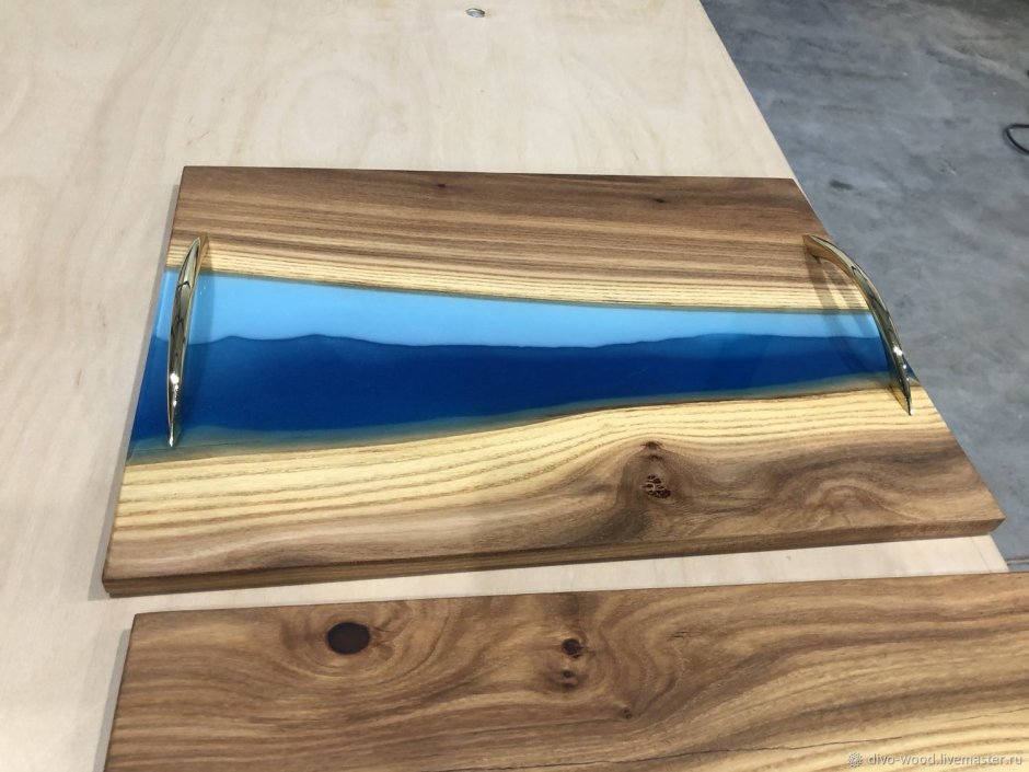 Сервировочная доска из эпоксидной смолы