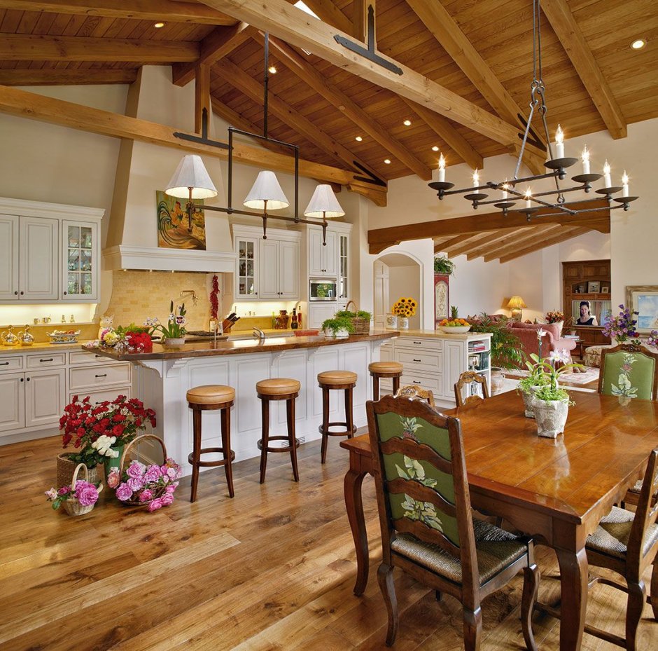 Столовая с деревянным потолком