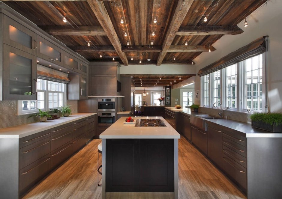 Деревянный потолок на кухне