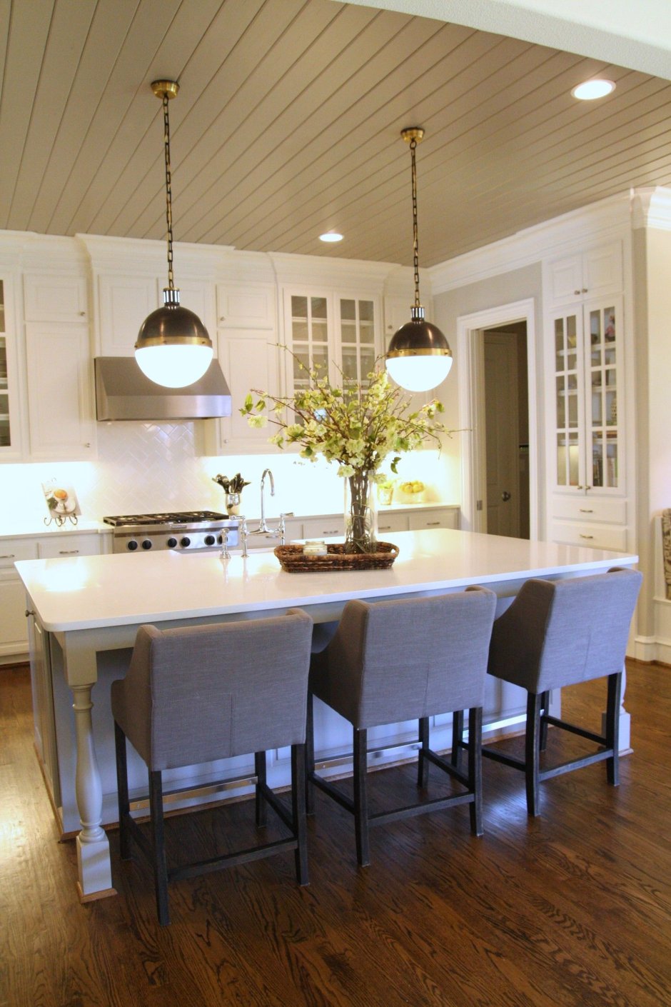 Крашеный деревянный потолок