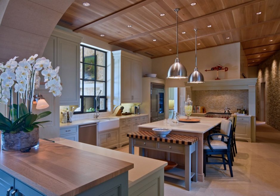 Деревянные потолки в маленькой кухне