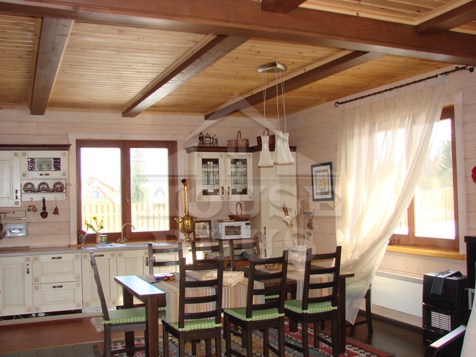 Деревянный потолок на кухне