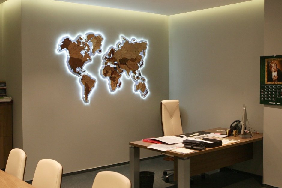 Дерево с подсветкой на стену