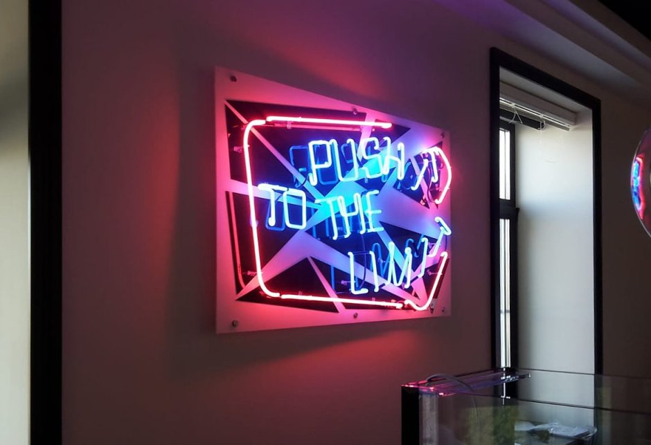 Неоновая подсветка вывески