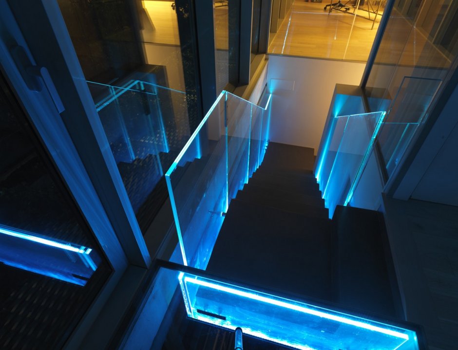Стеклянные перила с подсветкой