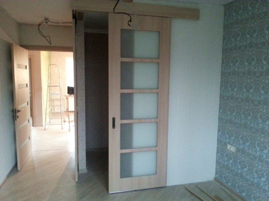 Раздвижная дверь в углу комнаты