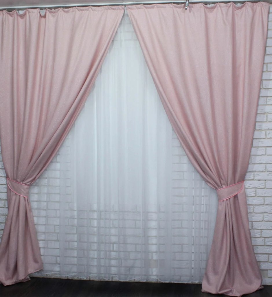 Розовые атласные шторы