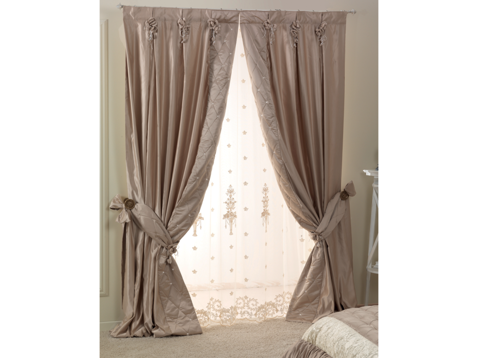 Атласные шторы для спальни