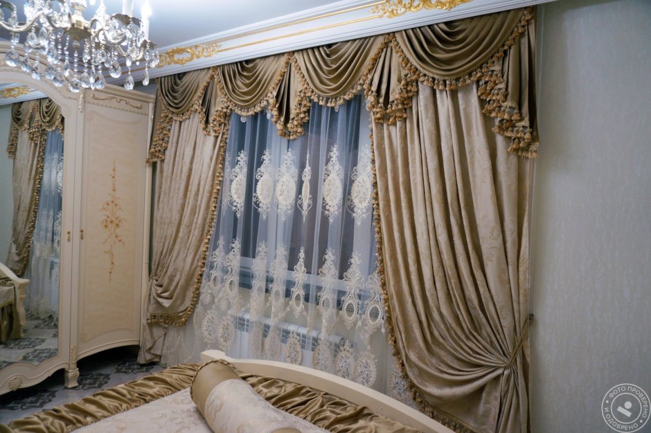 Бордовые шторы