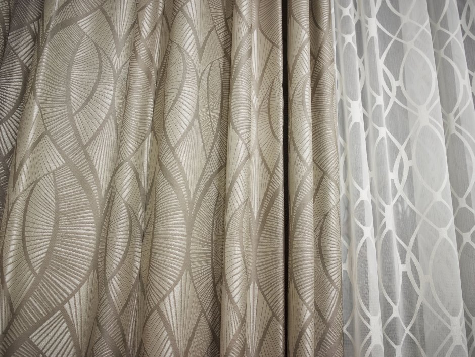 Стена с тюлью