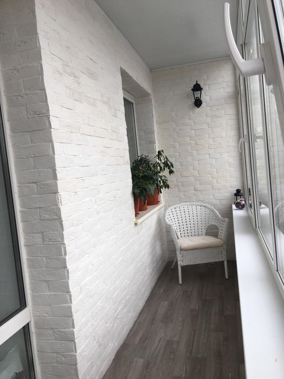 Декоративный кирпич на балконе